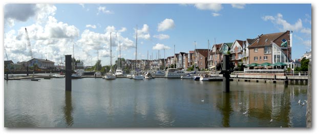 Viele freie Liegeplätze und rechts das Restaurant Austernperle