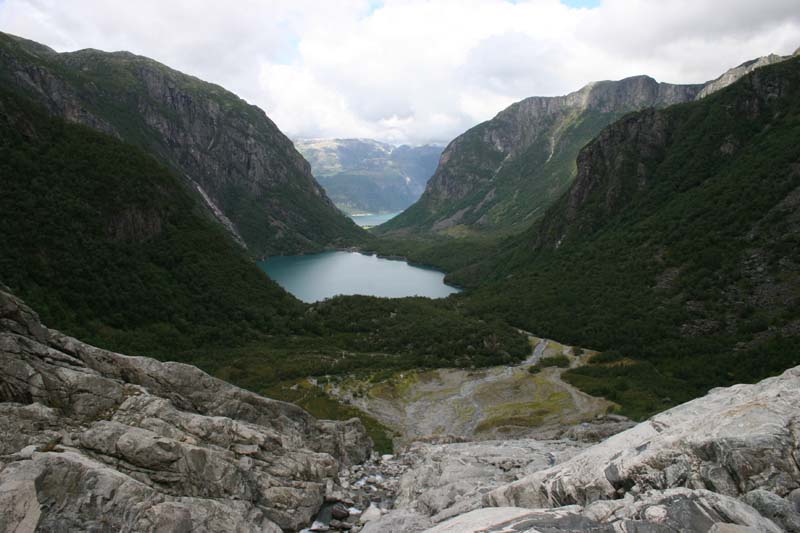 Datei:Norwegen - Sunndal - Blick von der Gletscherzunge auf den Gletschersee (Fjord im Hintergrund).JPG