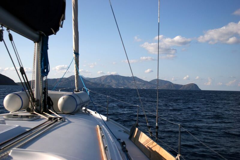 Datei:Äolische Inseln - Lipari Ansteuerung.jpg