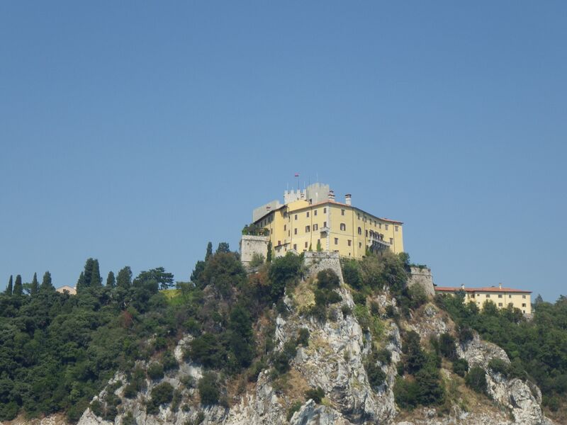 Datei:-Schloss Duinio.JPG