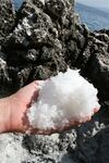 eine Handvoll Meersalz aus den Gumpen in Agios