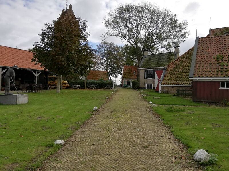 Datei:Allingawier Museumsdorfstrasse.jpg