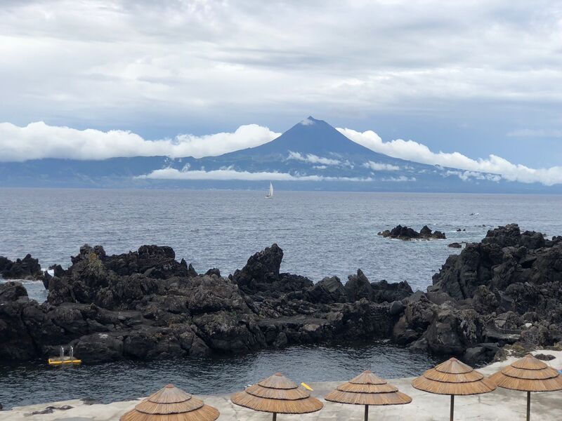 Datei:Badeanstalt mit Blick auf Pico.jpg