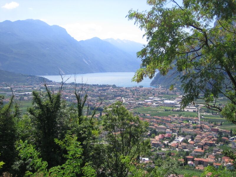 Datei:BlickAufRivaDelGarda.JPG