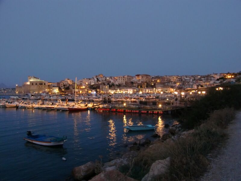 Datei:Castellamare bei Nacht.JPG