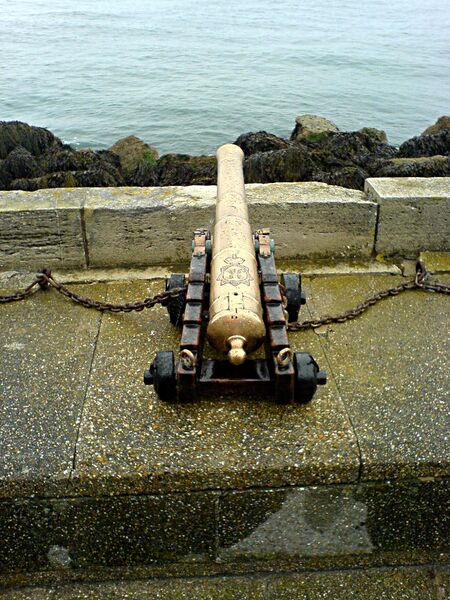 Datei:Cowes rys kanone.jpg