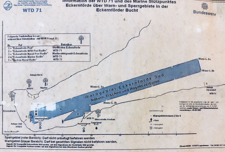 Bildbeschreibung Aushang der Wehrtechnischen Dienststelle 71 und des Marinestützpunkts zum Marine Warngebiet Eckernförde am Büro des Hafenmeisters, aufgenommen zum Zeitpunkt 07/2020 mit auf dem Aushang bezeichnetem Stand von 05/2009