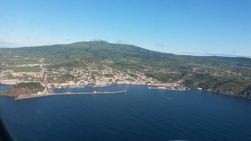 Datei:Faial horta anflug.jpg