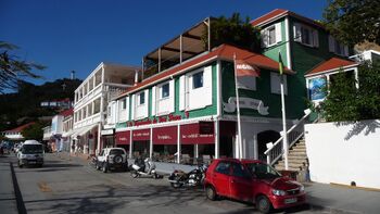 Gustavia Shipchandler in der Mainstreet gegenüber der Anlegestelle für Tenderboote, St.Bartelemy - Quelle: Martin Kalus - http://sailintensive.com