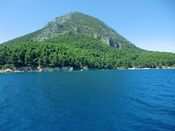 Nordküste von Kalamos mit Blick auf die Bucht Asprogiali