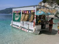 Schwimmende Coktail-Bar von Megathonisi