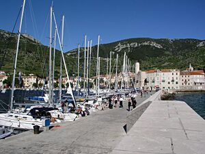 Komiza wellenbrecher.jpg