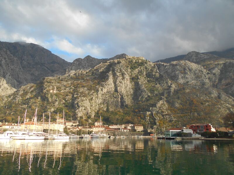 Datei:Kotor StadtmauerVomAnkerplatz.JPG
