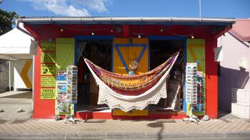 Hier wird ein- und ausklariert, Le Pelican in Deshaies - Quelle: Martin Kalus - http://sailintensive.com