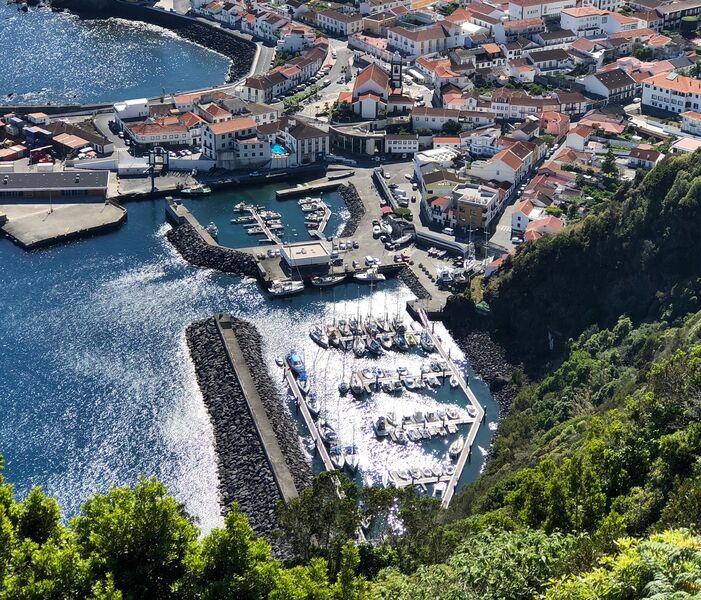 Datei:Marina Velas von oben.jpg