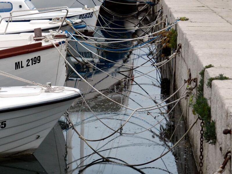 Datei:Nerezine Hafen Bugleinen.jpg