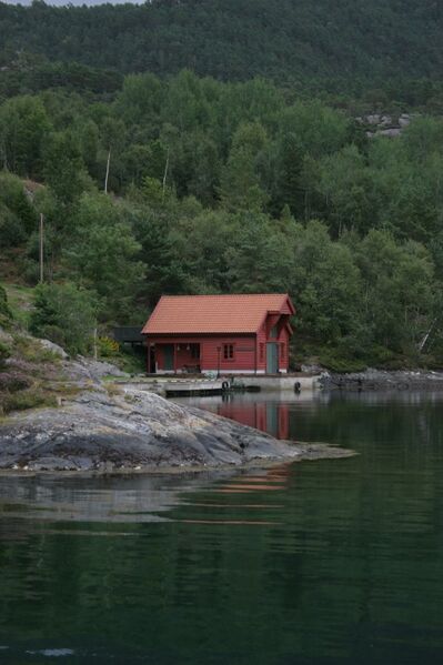 Datei:Norwegen - Haus am Ufer.jpg