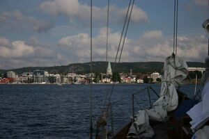 Norwegen - Kristiansand - Ansteuerung Yachthafen und Stadtpanorama.jpg