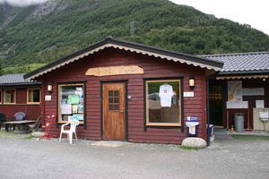 Norwegen - Sunndal - Hauptgebäude Campingplatz mit Sanitäranlagen.JPG