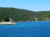 Einfahrt nach Port Leone, die Windmühle dient als Landmarke