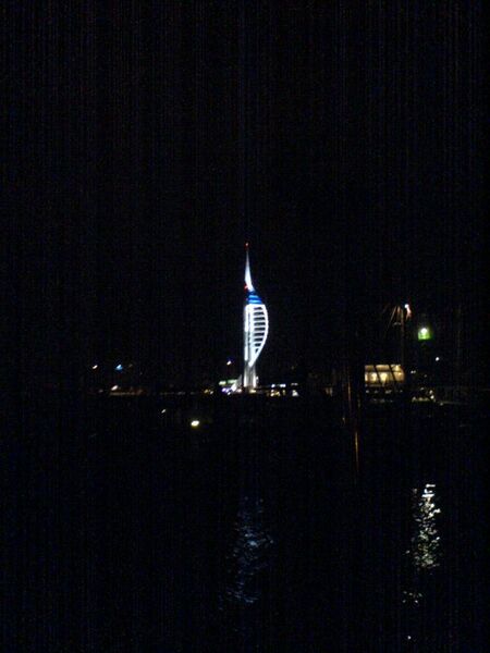 Datei:Porthmouth spinnaker tower bei nacht.jpg