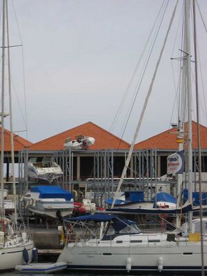 Pschrey k06 173 Marina San Sebastian mit Motorboot auf Hausdach.jpg