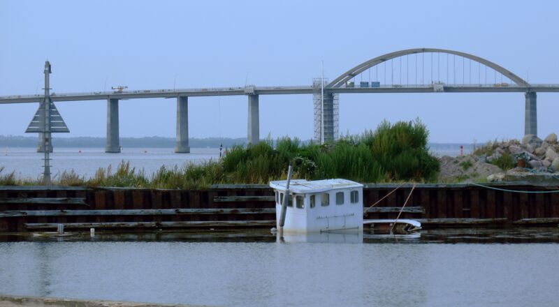 Datei:Rudkoebing wreck and bridge.jpg