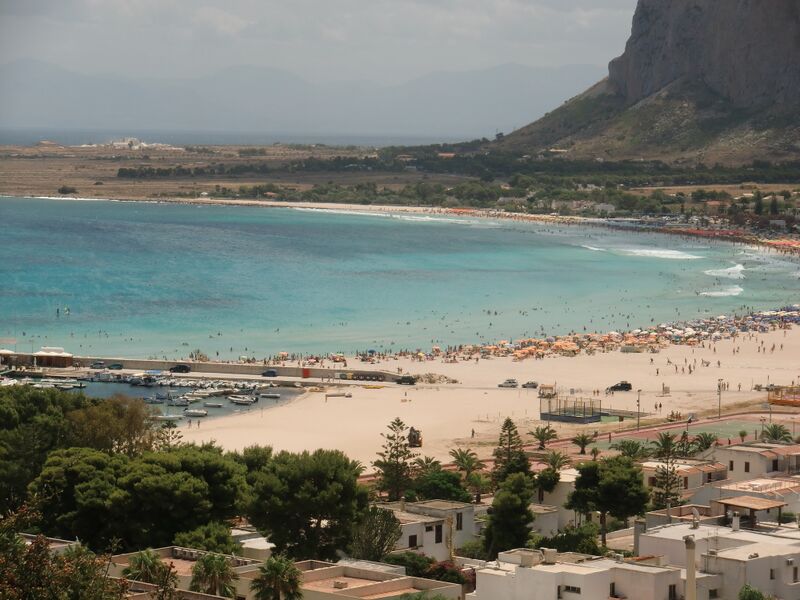 Datei:Sandstrand neben dem Hafen.JPG