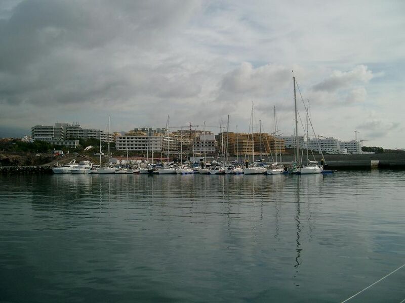 Datei:Schwimmstege vom wellenbrecher.jpg