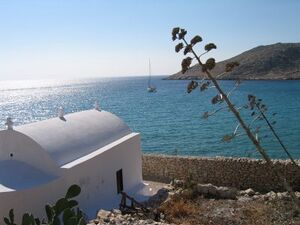 Segeln 123 2337 Chalki AuslaufendeYachtAusDerBuchtPotamos.JPG