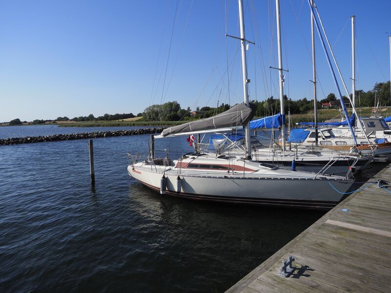 Datei:Stegaußenseite mit Westmole.jpg