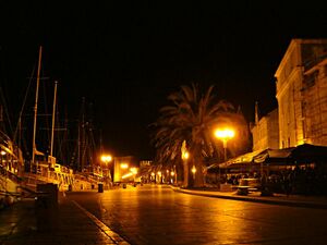 Trogir hafenpromenade bei nacht.jpg