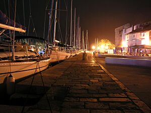 Trogir hafenpromenade bei nacht 2.jpg
