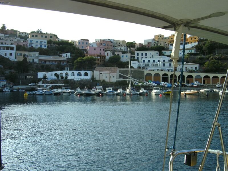 Datei:Ustica Hafen Westteil.jpg